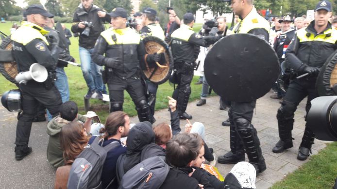 AFA-aanhangers frustreren de demonstratie van Pegida in Enschede.