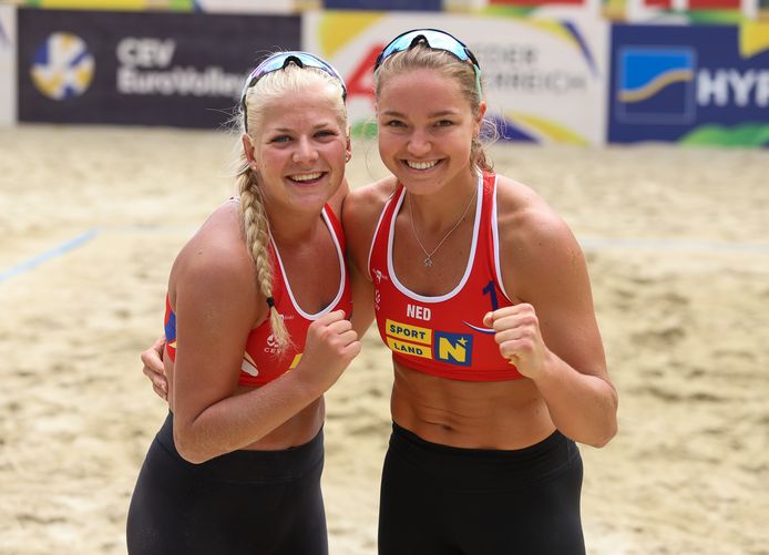 Raïsa Schoon en Emi van Driel waren even herenigd bij het EK beachvolleybal onder 22