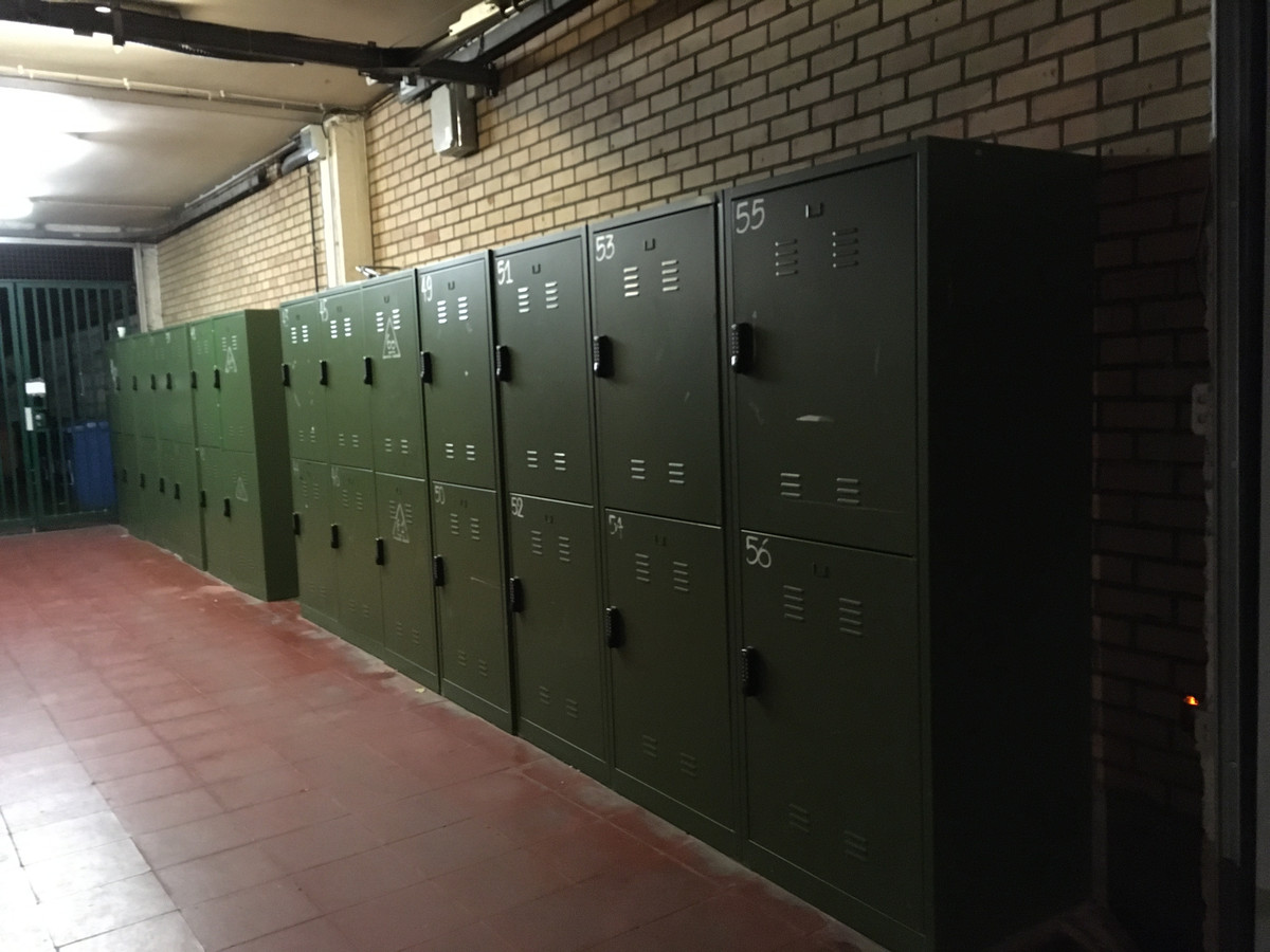 Inwoners Abeelstraat klagen situatie rond lockers voor daklozen aan ...