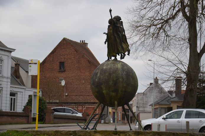 Het beeld van 'De reisleidster’ op het Bruulplein in Haaltert.