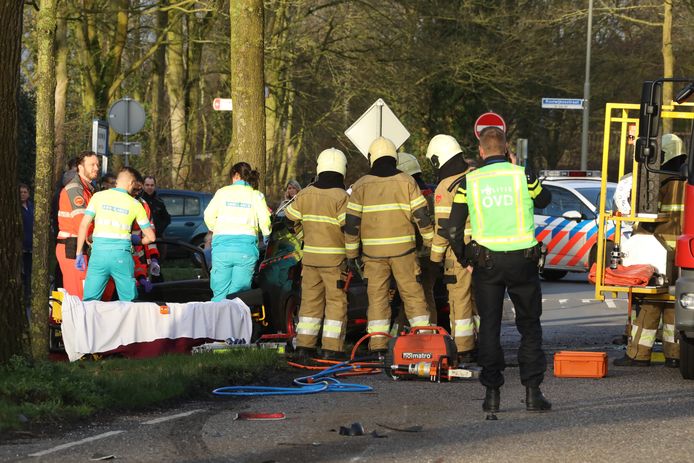 Bij een ongeluk in Herpen zijn twee mensen gewond geraakt.