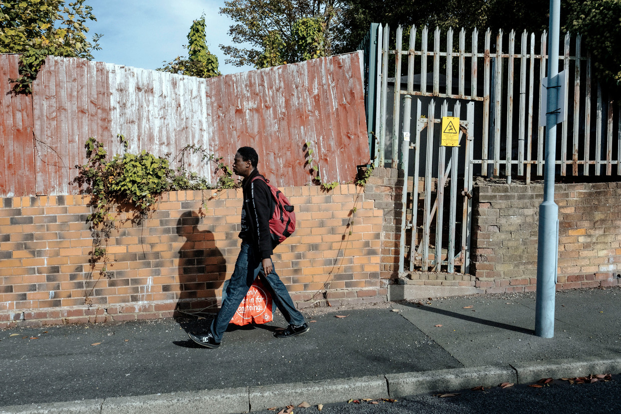 De Britse Gift Mthamo brengt zijn voedselpakket naar huis, dat is 35 min lopen. Hij heeft geen geld voor de bus en woont in West Bromwich, vlakbij Birmingham. Beeld Merlin Daleman