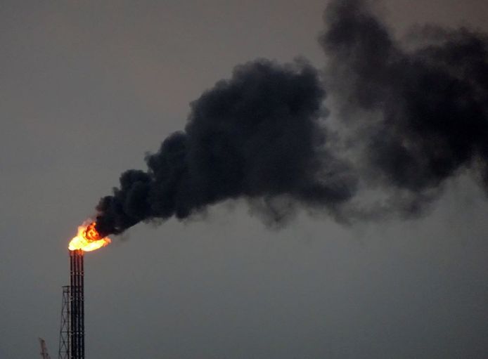 Flinke roetwolken tijdens het affakkelen bij Shell