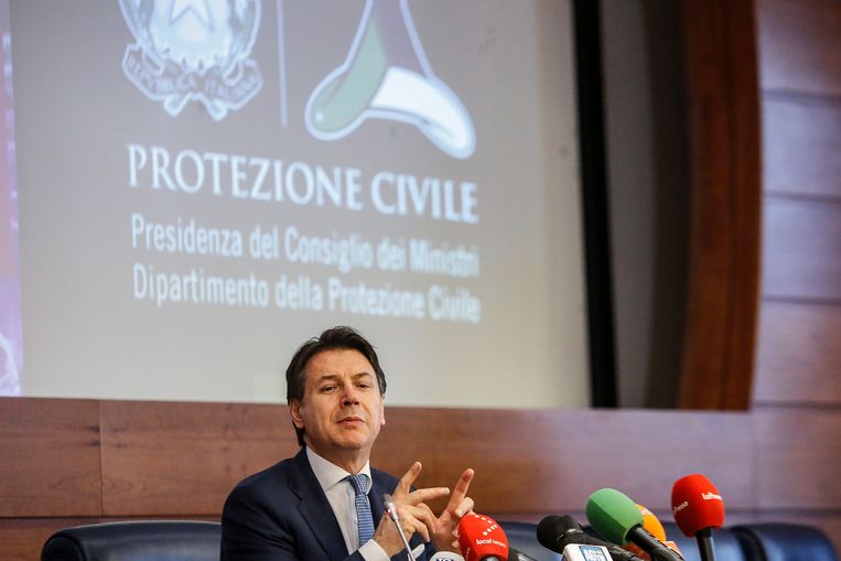 De Italiaanse premier Conte tijdens een persconferentie over het coronavirus.  Beeld EPA