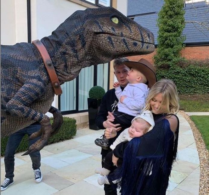 Papa Kevin De Bruyne met z'n twee kinderen en vrouw.