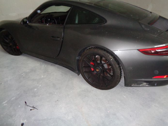 De inbeslaggenomen Porsche Carrera 4 GTS ter waarde van 100.000 euro.