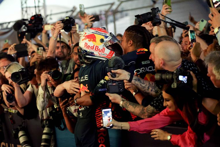 Max Verstappen wordt na zijn zege in Bahrein opgevangen door leden van zijn Red Bull-team. Beeld AFP