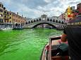 Commotie in Venetië: water bij wereldberoemde brug kleurt groen