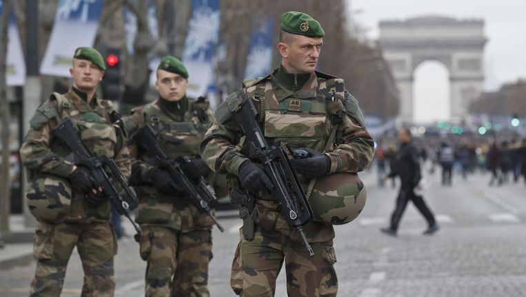 Militairen bij de Arc de Triomphe in Parijs. Beeld AP