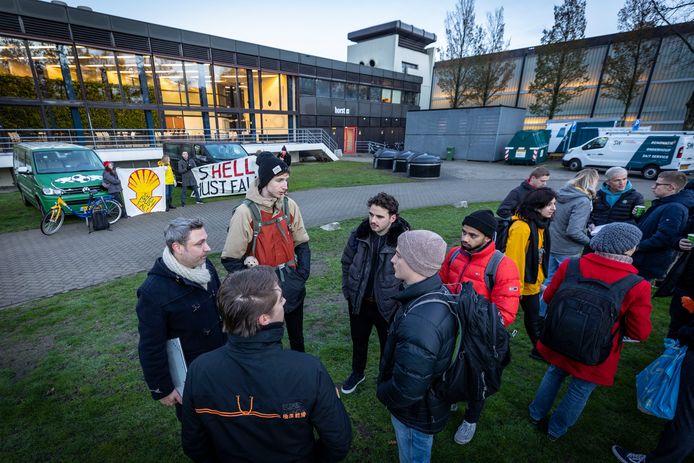Zo begon het verzet tegen Shell op de Universiteit Twente. Universitair docent Guus Dix (links) houdt studenten werktuigbouwkunde op die naar de raffinaderijen in Pernis willen afreizen.