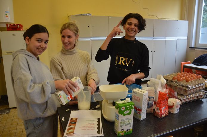 OKAN-klas TAL bakt pannenkoeken voor slachtoffers aardbeving Turkije en ...