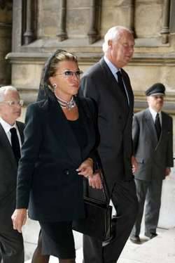 la famille royale des savoie demande 260 mios d euros a l etat monarchies 7sur7 be