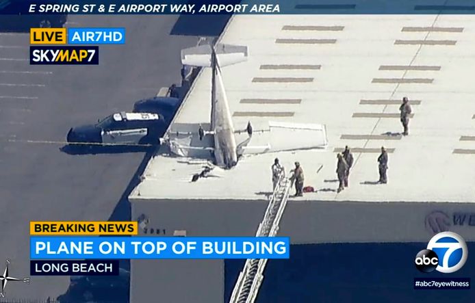 Op beelden is te zien dat het vliegtuigje zich met de neus in het dak van een hangar geboord heeft.