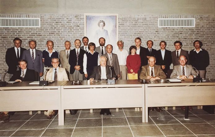In de raadsperiode 1982-1986 was Arda van Puijenbroek namens kern'75 het eerste gekozen vrouwelijke raadslid in de gemeente. Vier jaar later werd ze wethouder. Toen was er namens Gemeentebelang een tweede vrouw wethouder Ingrid Scheifes, naast de twee mannelijke wethouders Lou Lavooij (PvdA) en Ruud van der Spek (VVD). Beelden van de expo Over de kiesdrempel, honderd jaar algemeen kiesrecht in Gilze en Rijen.