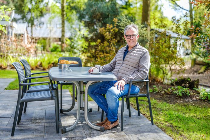 Andries Bruil, lid van de directie van EuroParcs, op het terras van een recreatiewoning van Europarcs De Utrechtse Heuvelrug
in Maarn. Het bedrijf gaat weer stacaravans plaatsen voor wie de vakantiewoning te duur is.