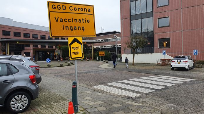 Start van massale vaccinatie in West-Brabant, 'Letterlijk en figuurlijk our best shot' | Breda | bndestem.nl