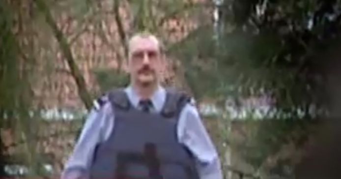 Chris B. tijdens een politieactie in Aalst en Liedekerke in het jaar 2000.
