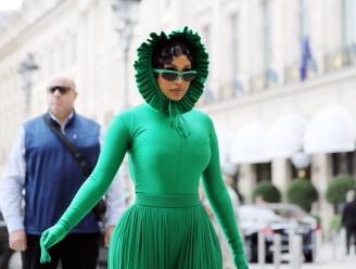 IN BEELD. Cardi B steelt de show op Paris Fashion Week met knotsgekke outfits