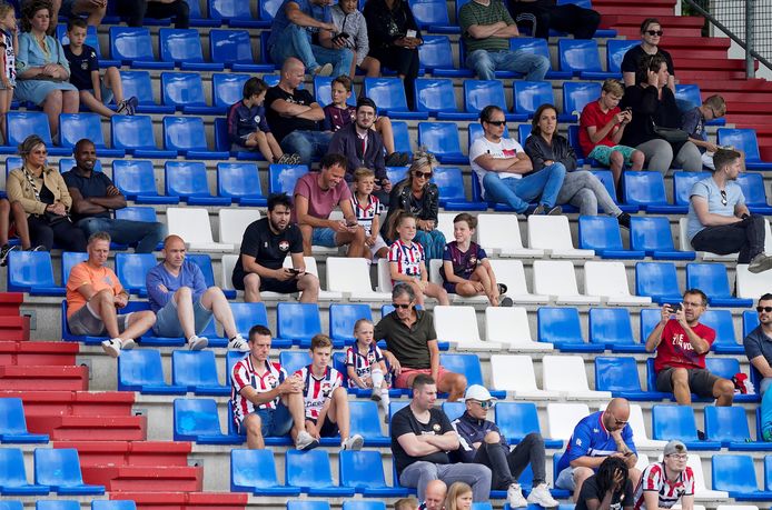 Bij de eerste training van Willem II was er vandaag publiek welkom. Bij de Tilburgse club is wel een speler besmet met het coronavirus.