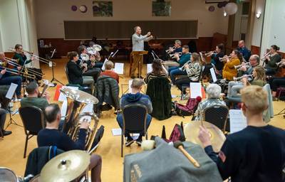 120 jaar oude brassband viert feest met Cinema Brass, met rode loper en al