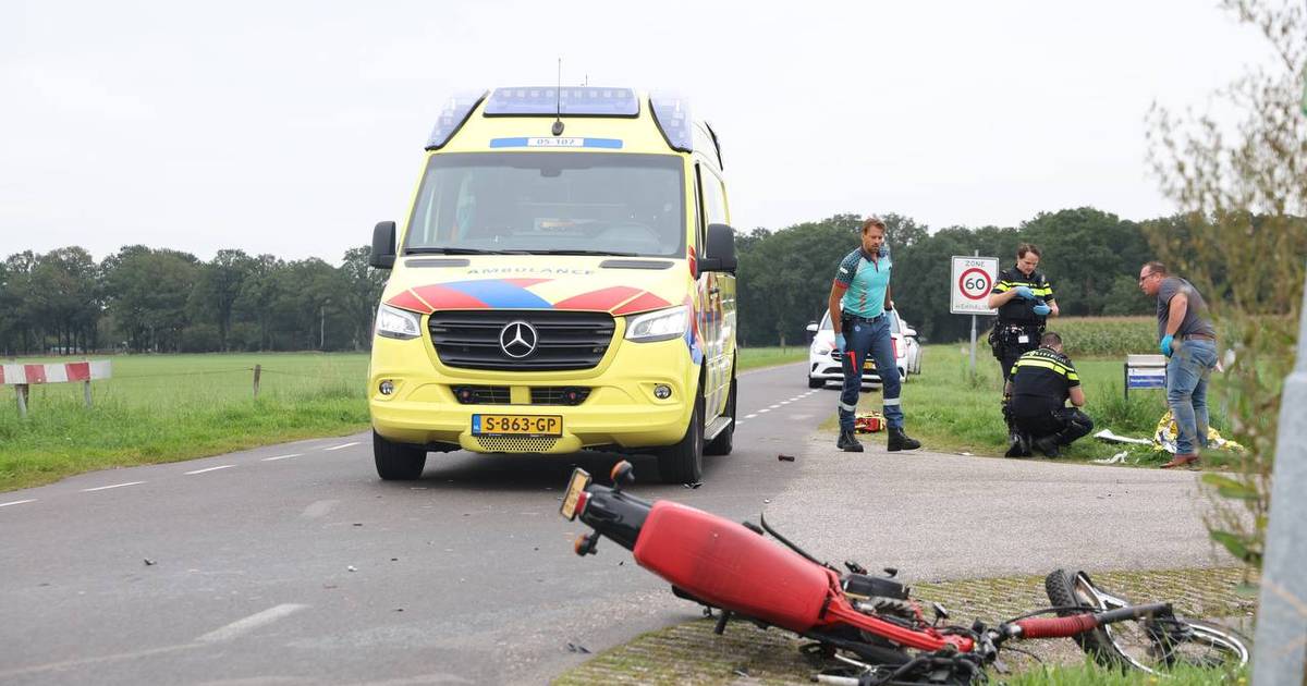 Bromfietser loopt ernstig beenletsel op bij aanrijding in Wierden.