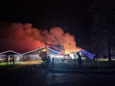 Duizenden kippen omgekomen bij grote uitslaande brand in schuur bij Dronten 