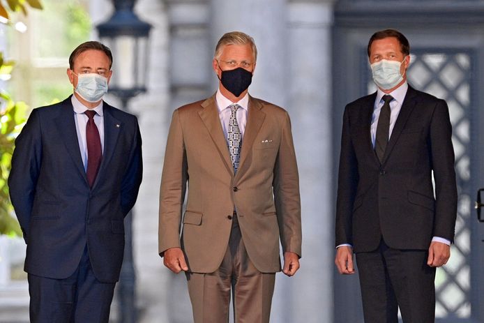 Paul Magnette et Bart De Wever ont été reçus par le Roi au Palais de Bruxelles ce vendredi après-midi.