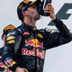 Ricciardo deelt nu ook schoenen champagne uit (al lijken zijn collega's daar niet heel blij mee)