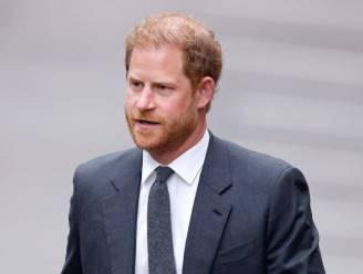 Prins Harry reageert voor het eerst op speculaties dat koning Charles niet zijn vader is