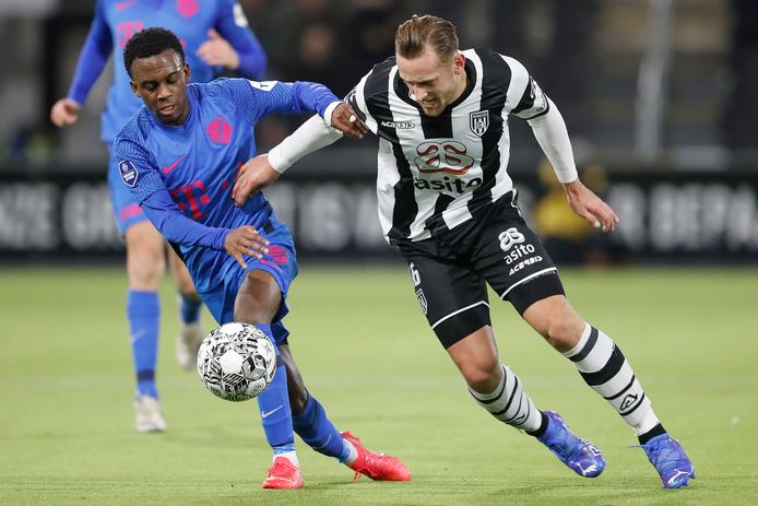 Djevencio van der Kust (l) in duel met Kaj Sierhuis van Heracles, vorige week.