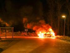 Auto brandt midden in de nacht volledig uit op carpoolplek in Emmeloord