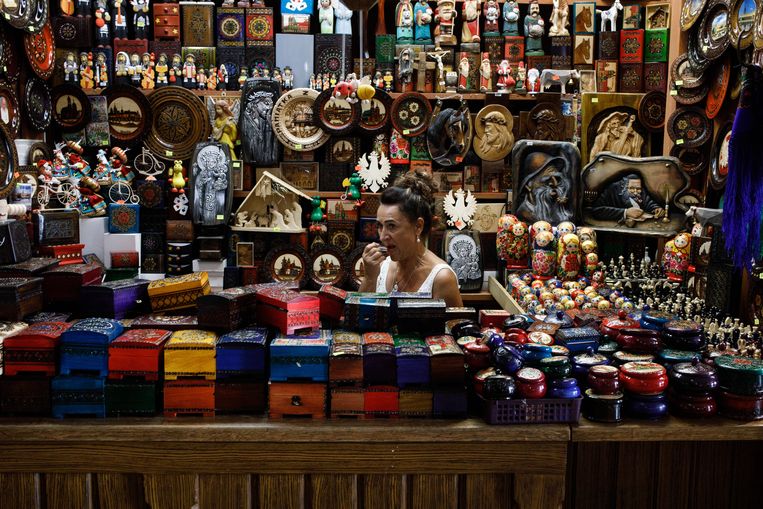 Una commessa a Sukiennice, la sala dei panni medievale sulla piazza della città di Rynek Główny a Cracovia.  Immagine di Piotr Malecki per Volkskrant