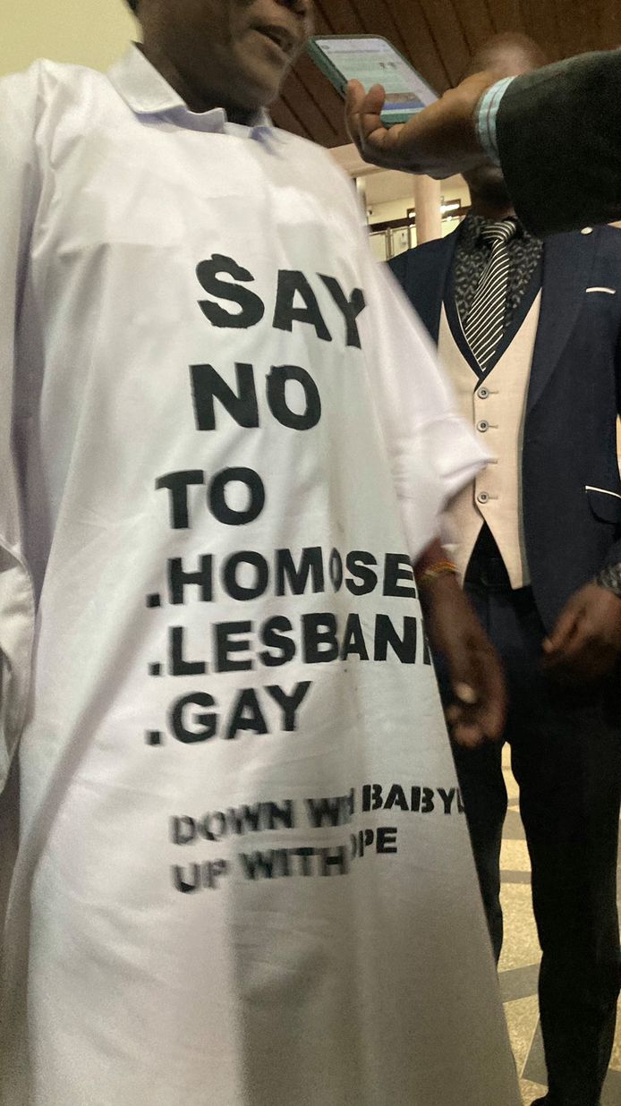 Oegandees parlementslid John Musira droeg een gewaad om de anti-homowet te steunen.