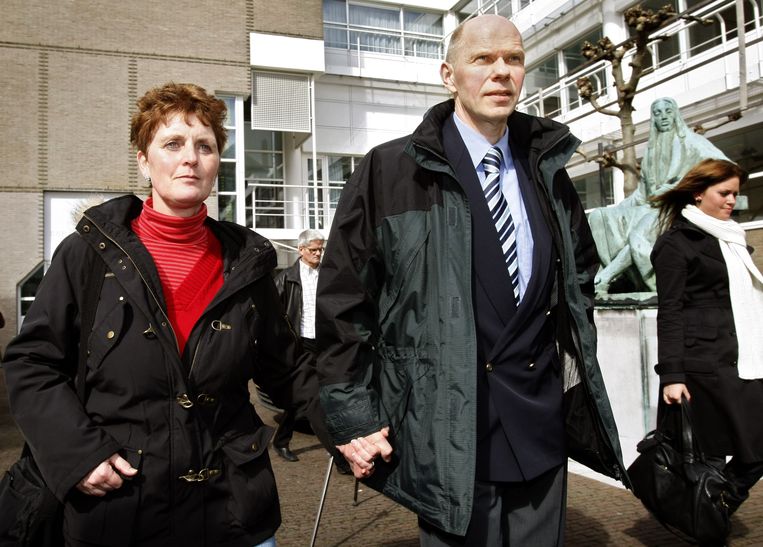 Ernst Louwes verlaat in 2007 samen met zijn echtgenote het gebouw van de Hoge Raad in Den Haag. Beeld ANP 