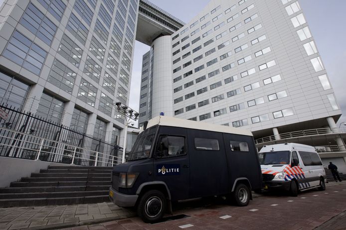 Politiewagens voor het gebouw van het Internationaal Strafhof (ICC) in Den Haag.