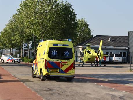 Twee jonge fietssters zwaargewond bij aanrijding met auto in Oss: ‘Een van hen liep zorgwekkend hoofdletsel op’