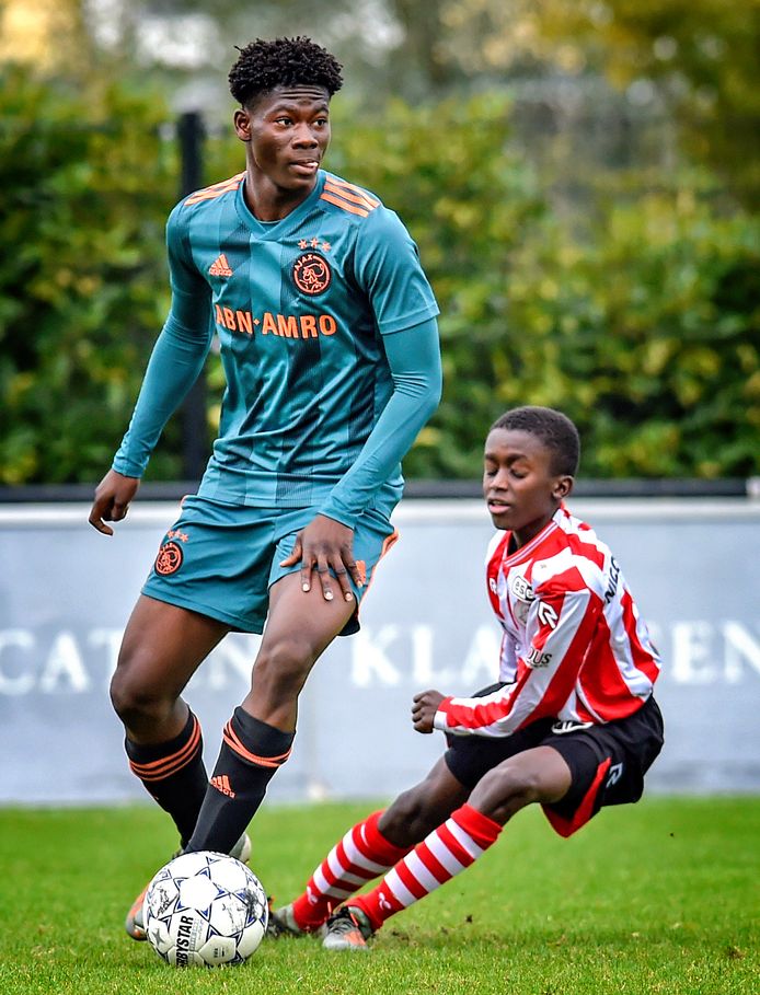 David Easman (Ajax) in duel met Sparta-speler Ayoni Santos tijdens de wedstrijd Sparta - Ajax onder 15.