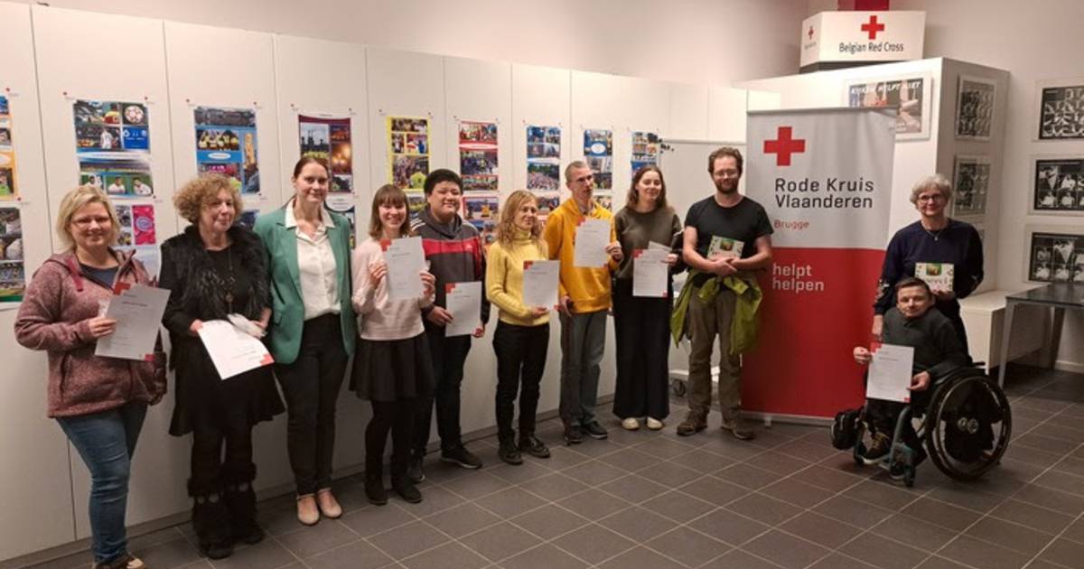 Geslaagden EHBO-cursus Rode Kruis ontvangen brevet in Brugge | Brugge ...
