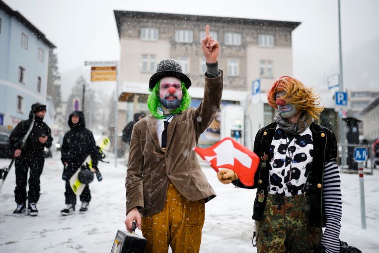 Due uomini vestiti con costumi da clown durante una manifestazione contro il World Economic Forum a Davos, in Svizzera.  foto di A.P