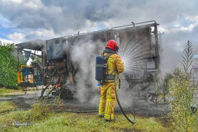 Oogstmachine voor asperges brandt uit in Leende