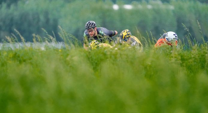 Gary Hekman houdt tijdens het NK op de Nedereindse berg het gedecimeerde peloton in de gaten.