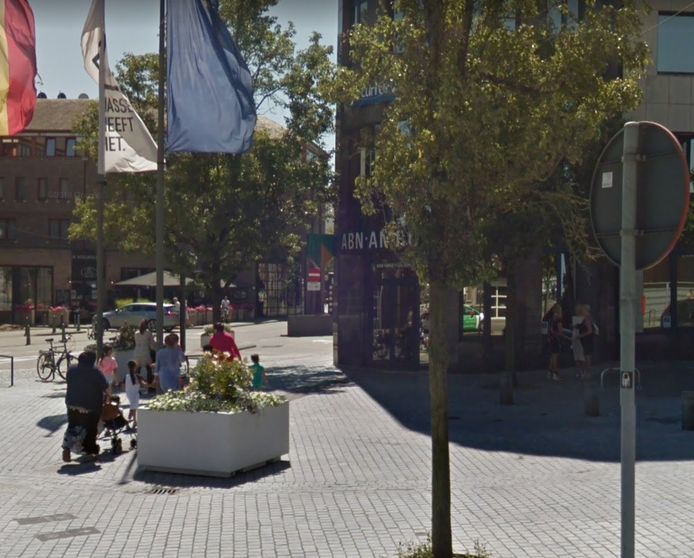 Google Street View wijst uit dat het gebouw in het midden het ABN AMRO-kantoor van Hasselt. Links is een stuk van het Holiday Inn-hotel te zien.