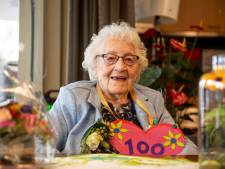 Met haring schudt 100-jarige Hengelose zo corona van zich af: ‘Dat zal misschien wel helpen’