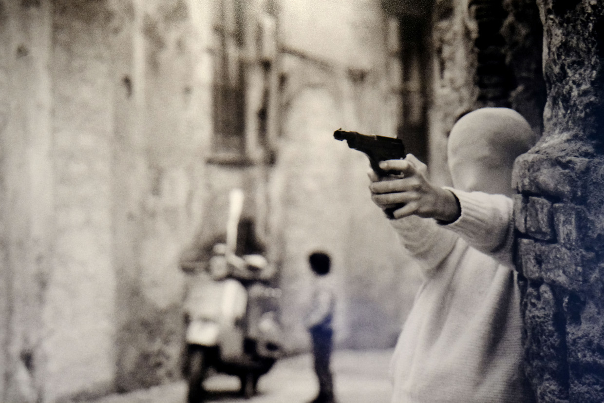 Een kind met een pistool, Palermo 1982.  Beeld ANP / Polaris Images