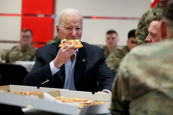 U.S. President Joe Biden eats pizza as he meets with U.S. Army soldiers assigned to the 82nd Airborne Division at the G2 Arena in Jasionka, near Rzeszow, Poland, March 25, 2022. REUTERS/Evelyn Hockstein