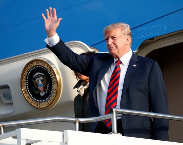 President Donald Trump na aankomst in Schotland vrijdag met het presidentiële vliegtuig Air Force One.
