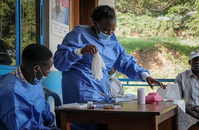 Gezondheidsmedewerkers in Kagando, een dorp in het westen van Oeganda, maken zich klaar om de bevolking te vaccineren tegen ebola.