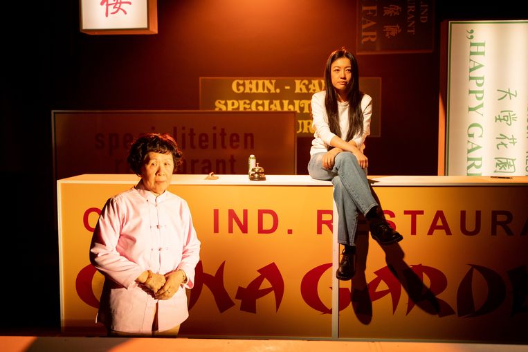  Mei Ling Wan-Im (links) en Charlotte Ha in ‘Happy in Holland’.  Beeld Bas de Brouwer