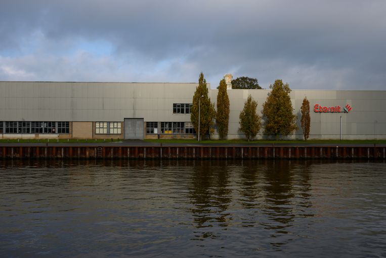 Nabestaanden van acht asbestdoden hebben samen met het Comité Asbestslachtoffers aangifte gedaan tegen fabrikant Eternit van doodslag Beeld Bram Petraeus