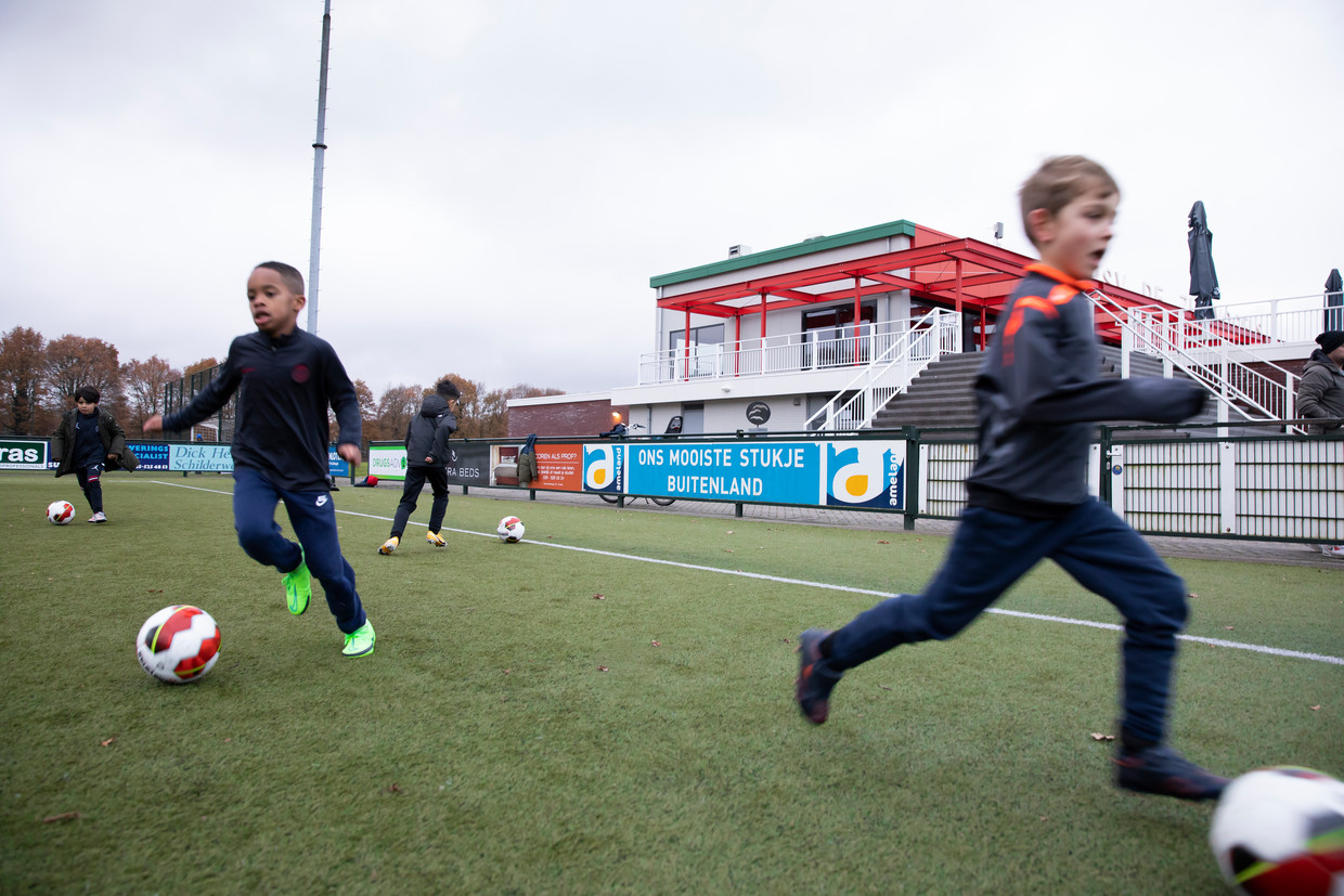 Kinderen trainen bij voetbalvereniging De Zuidvogels in Huizen. Beeld Judith Jockel